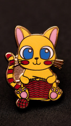 Pin's représentant un chat qui tricote, au point mousse !