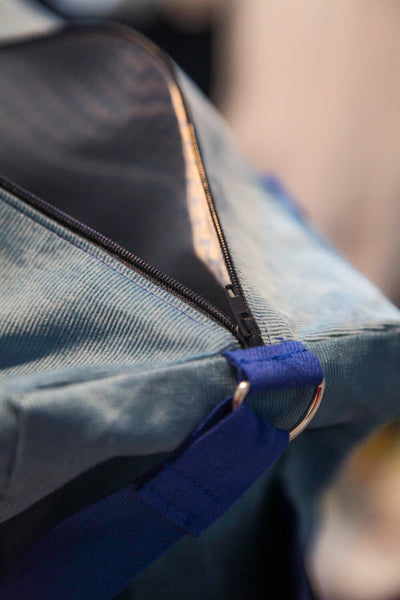 Dessus du sac, on aperçoit la doublure à l'intérieur