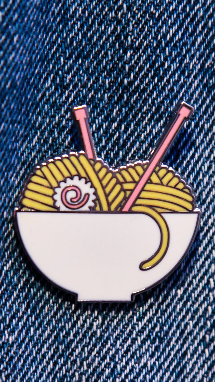 Pin's bol de pelote de laine, avec aiguilles à tricoter roses
