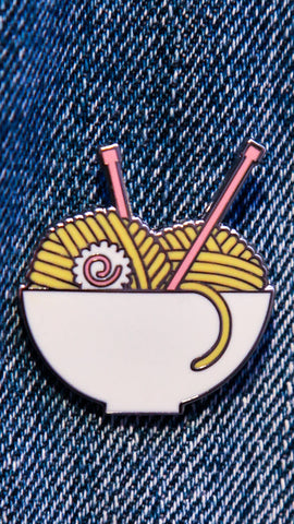 Pin's bol de pelote de laine, avec aiguilles à tricoter roses