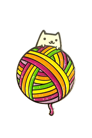 Pin's représentant un chat blanc, caché derrière  une pelote de laine multicolore
