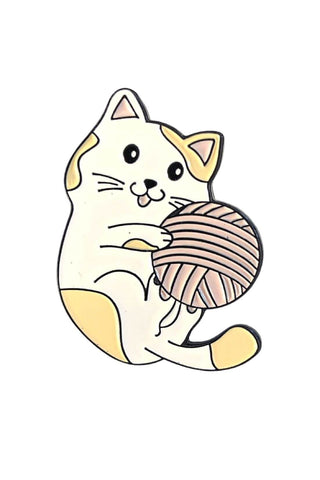 Pin's d'un petit chaton en train de jouer avec une pelote de laine rose pâle.