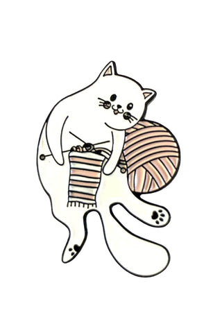Pin's d'un chat blanc tricotant une écharpe rose et blanche