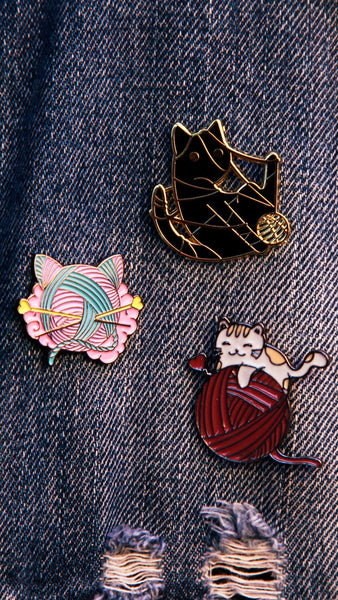 3 pins représentant des chats aimant le tricot !