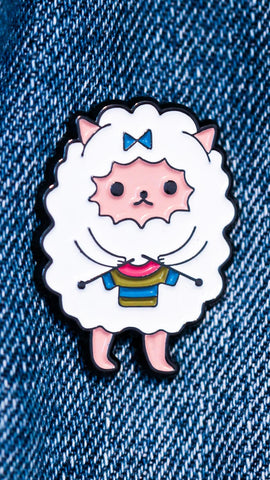 Pin's fermoir silicone noir d'un mouton qui tricote un pull