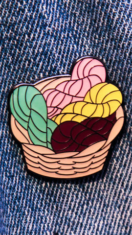 Pin's pour les inconditionnelles du tricot et du crochet !