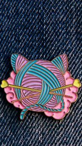 Broche pin's d'une pelote en forme de tete de chat