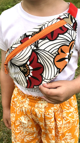 Le sac banane se porte aussi bien en bandoulière qu'à la ceinture